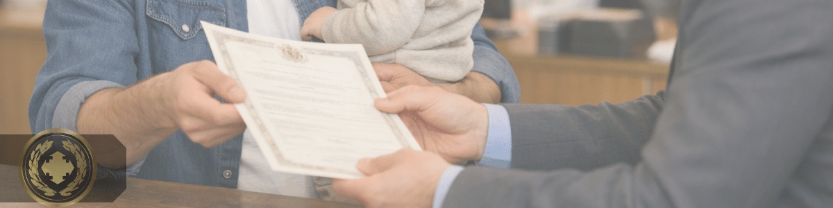 Imagem realista em ambiente de cartório, mostrando um pai segurando um bebê no colo enquanto recebe uma certidão das mãos de um funcionário