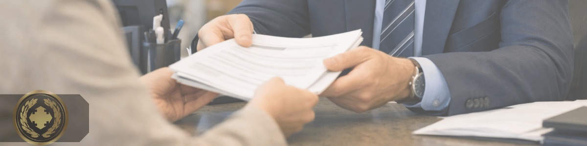 Funcionário de cartório analisa atentamente um documento em sua mesa de trabalho, em um ambiente institucional organizado, com expressão concentrada e iluminação natural suave.