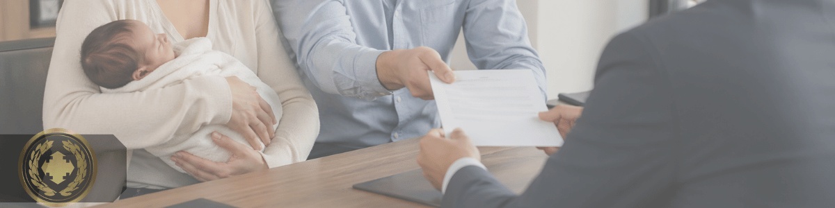 Casal em um cartório, com a mãe segurando um bebê recém-nascido enquanto o pai entrega um comprovante de residência a um funcionário. A cena é realista, com iluminação suave, ambiente institucional e foco na interação familiar durante o atendimento.