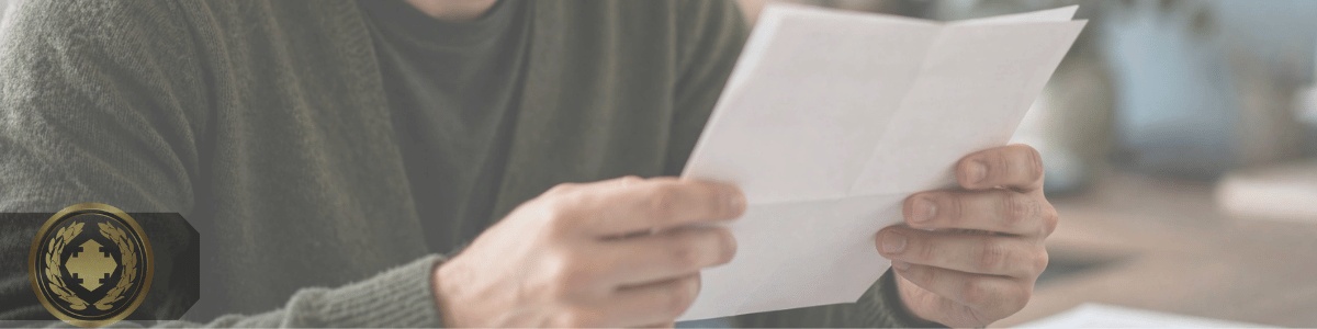 certidão civil é o mesmo que certidão de nascimento uma pessoa analisando sua certidão, em plano médio com iluminação suave e natural. O realismo se destaca na expressão concentrada e nas mãos segurando o documento