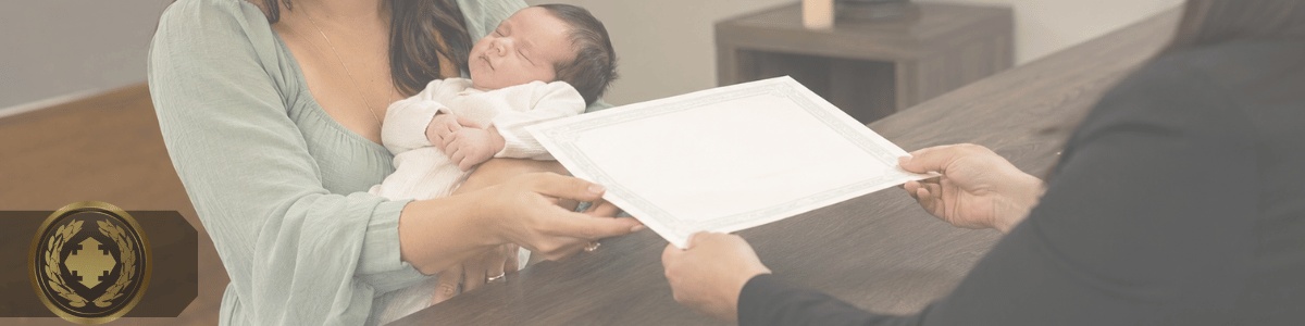 Mãe segura um bebê recém-nascido no colo enquanto recebe um certificado de batismo no balcão de uma paróquia, em um ambiente acolhedor e iluminado naturalmente.