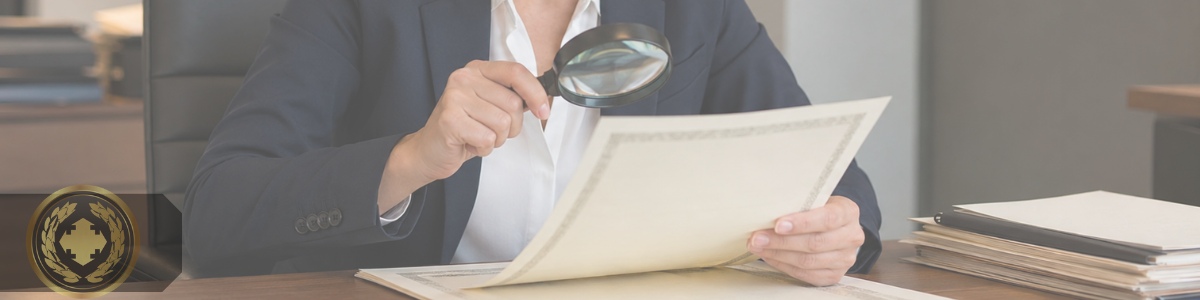 Funcionária de cartório analisa atentamente uma certidão com uma lupa em seu escritório, transmitindo cuidado, conferência e precisão na verificação do documento