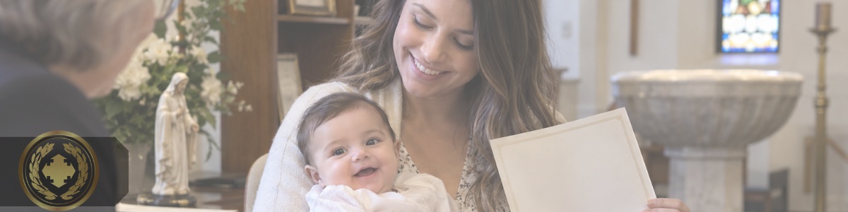Uma mãe segura seu bebê no colo enquanto apresenta uma certidão de batismo, em um ambiente religioso acolhedor, com iluminação suave e clima familiar