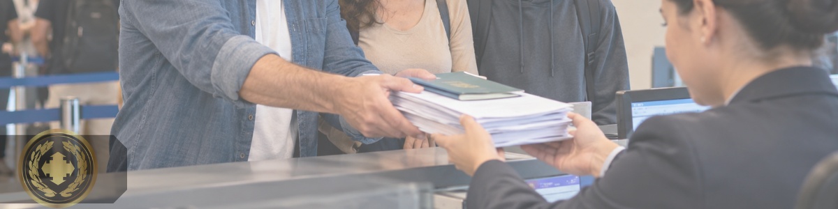 Pais entregando uma pilha de documentos em um posto de atendimento para passaporte, enquanto o filho adolescente acompanha ao lado, em um ambiente institucional e realista.